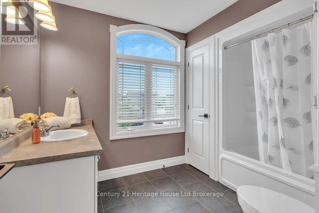 12 OLIVER CRESCENT