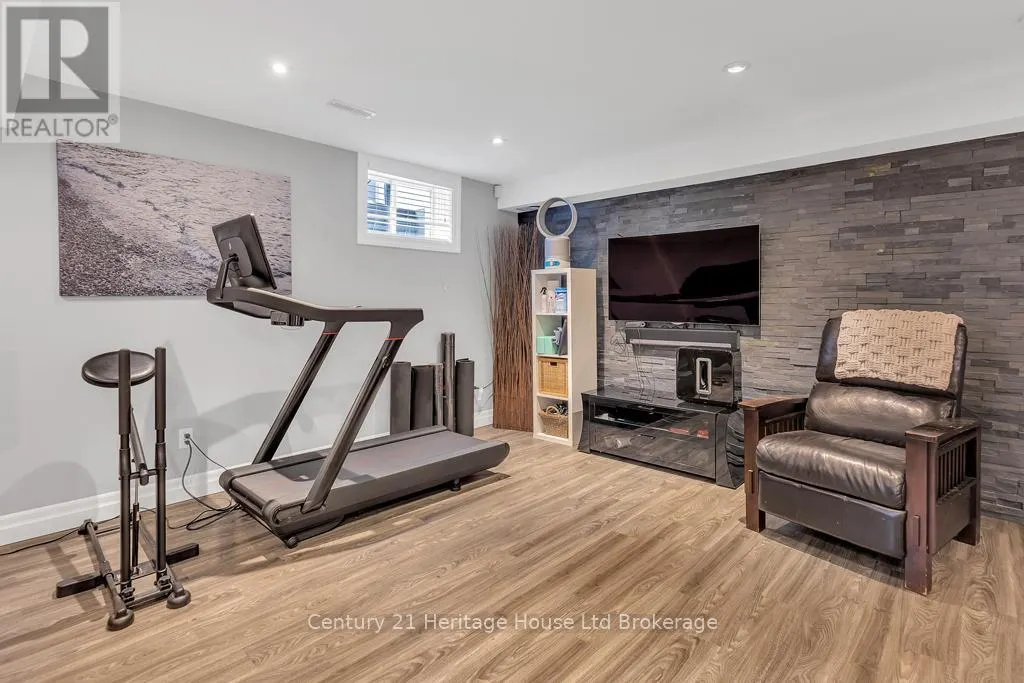 12 OLIVER CRESCENT
