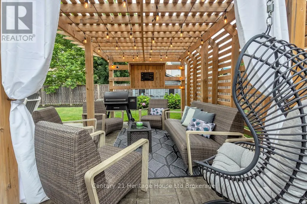 12 OLIVER CRESCENT