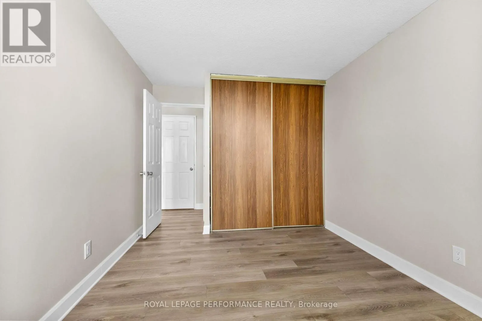 1003 - 1171 AMBLESIDE DRIVE