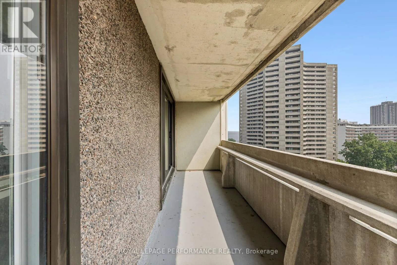 1003 - 1171 AMBLESIDE DRIVE