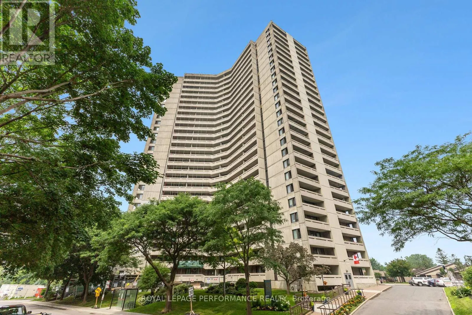 1003 - 1171 AMBLESIDE DRIVE
