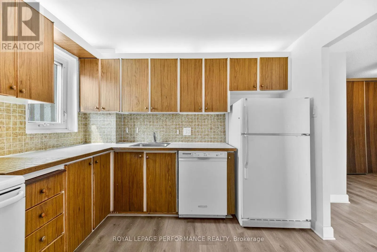 1003 - 1171 AMBLESIDE DRIVE