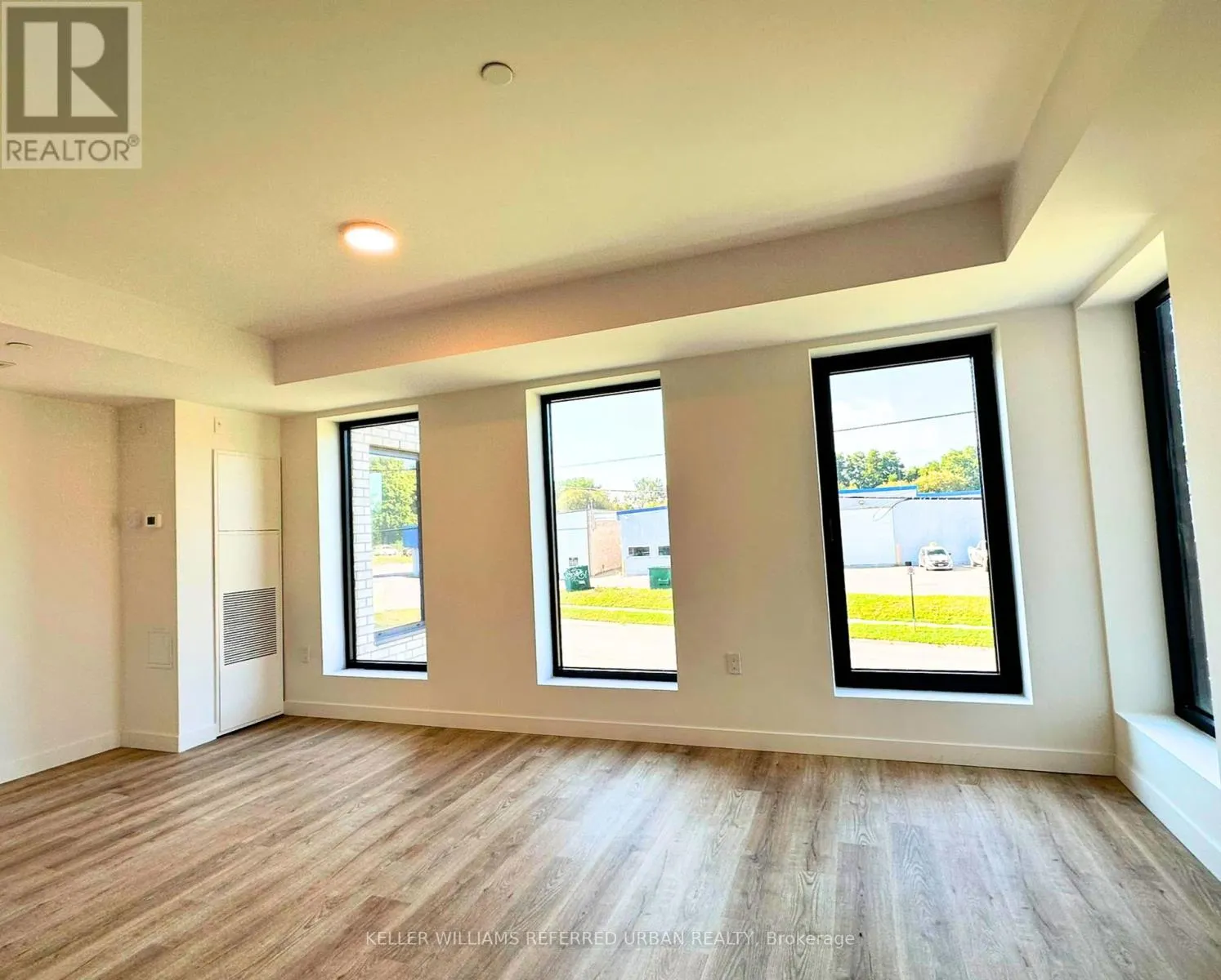 208 - 325 UNIVERSITY AVENUE W