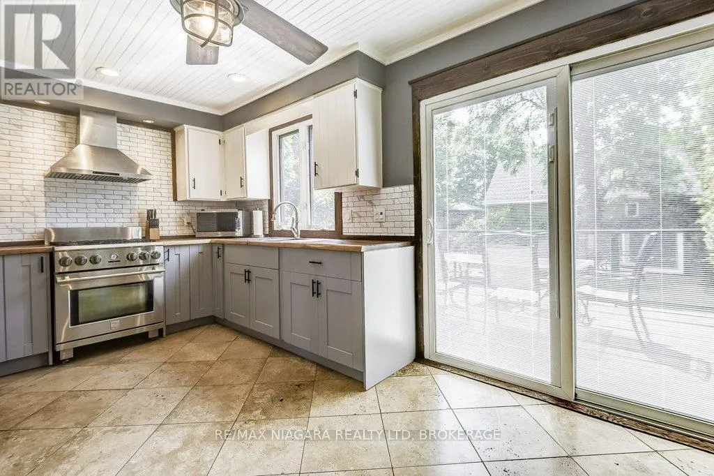 4905 MAPLEVIEW CRESCENT