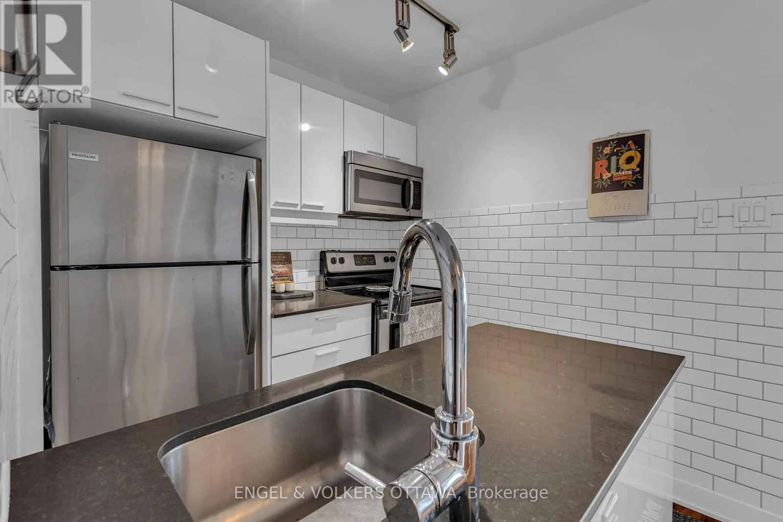 415 - 354 GLADSTONE AVENUE