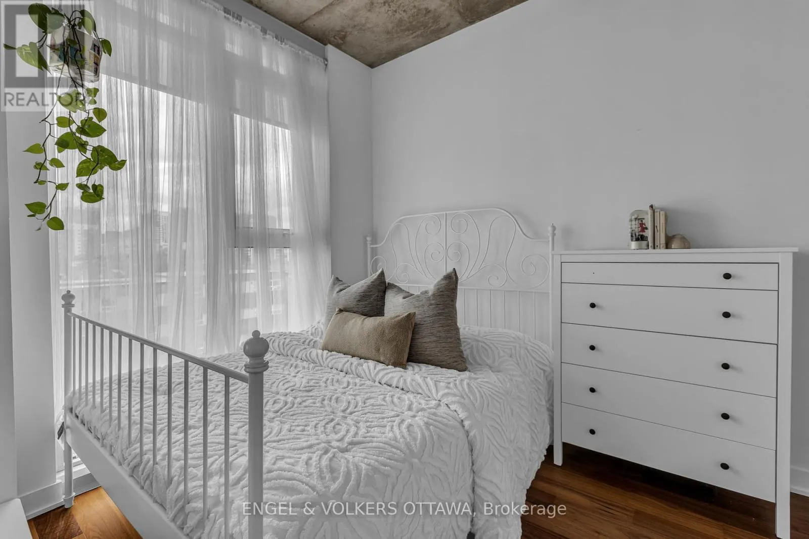 415 - 354 GLADSTONE AVENUE