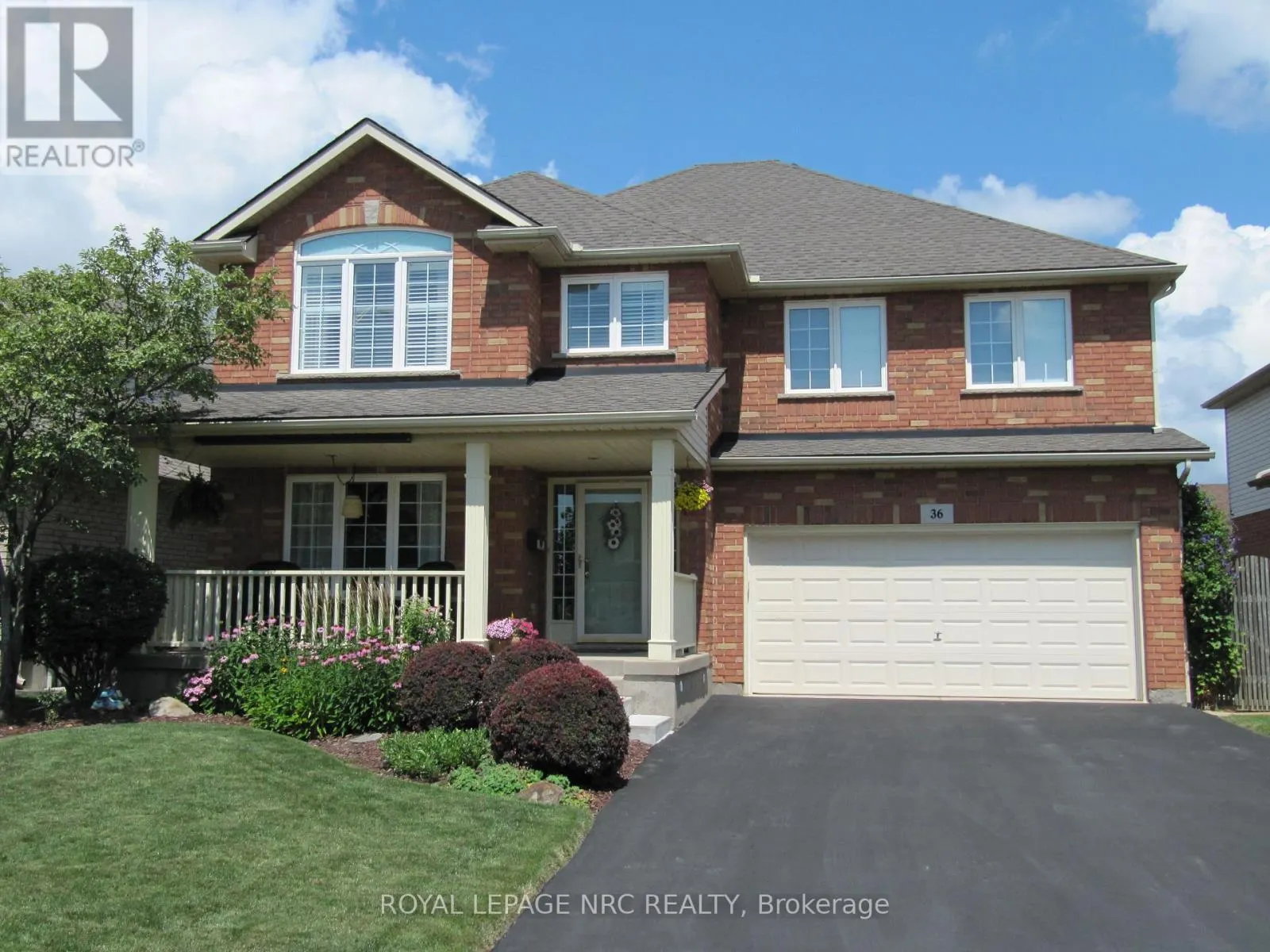 36 HONEY LOCUST CIRCLE