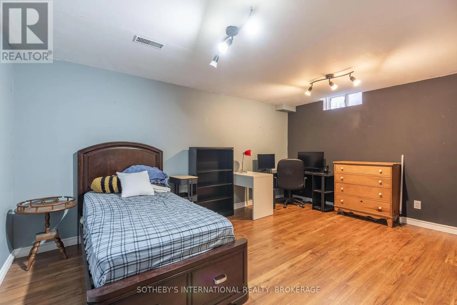 7 HONEY LOCUST CIRCLE