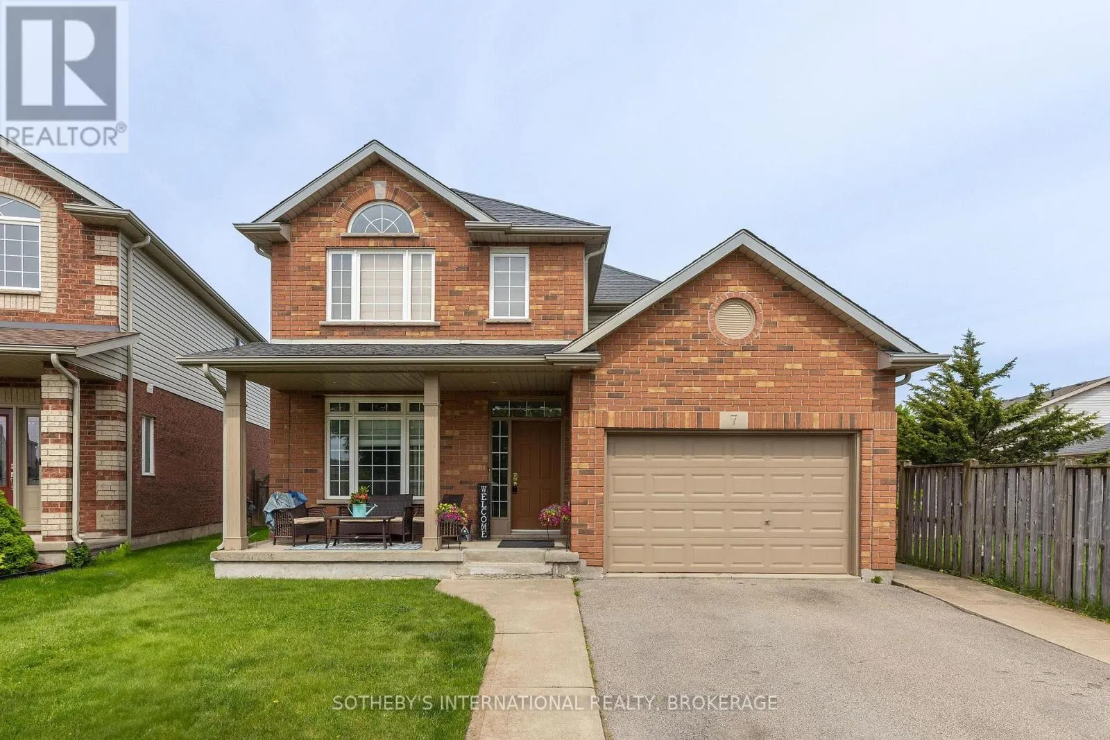 7 HONEY LOCUST CIRCLE