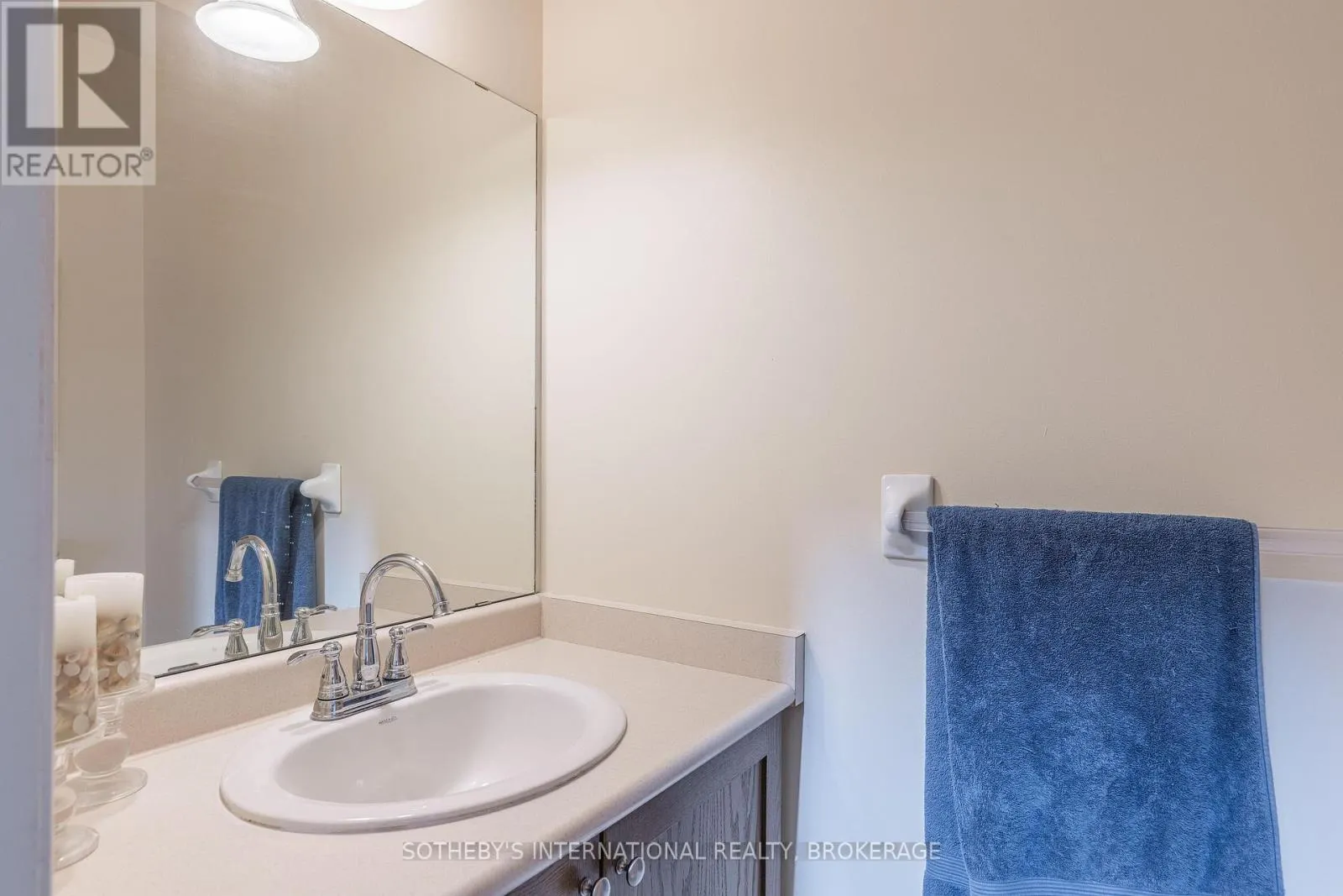 7 HONEY LOCUST CIRCLE
