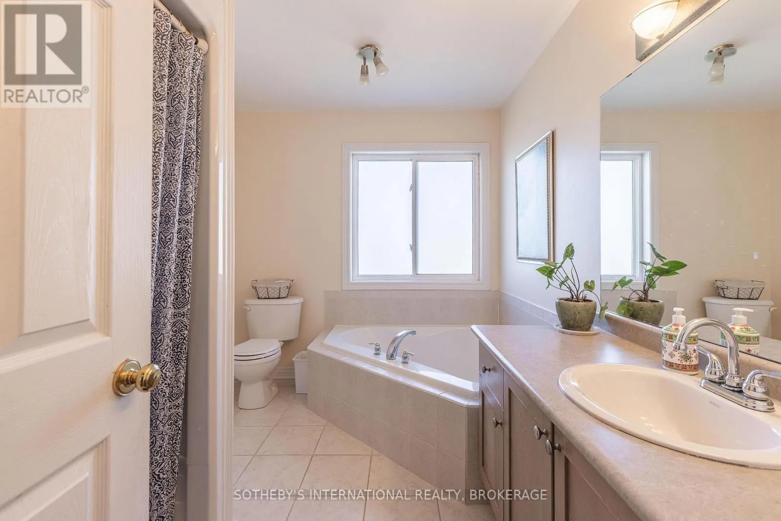 7 HONEY LOCUST CIRCLE