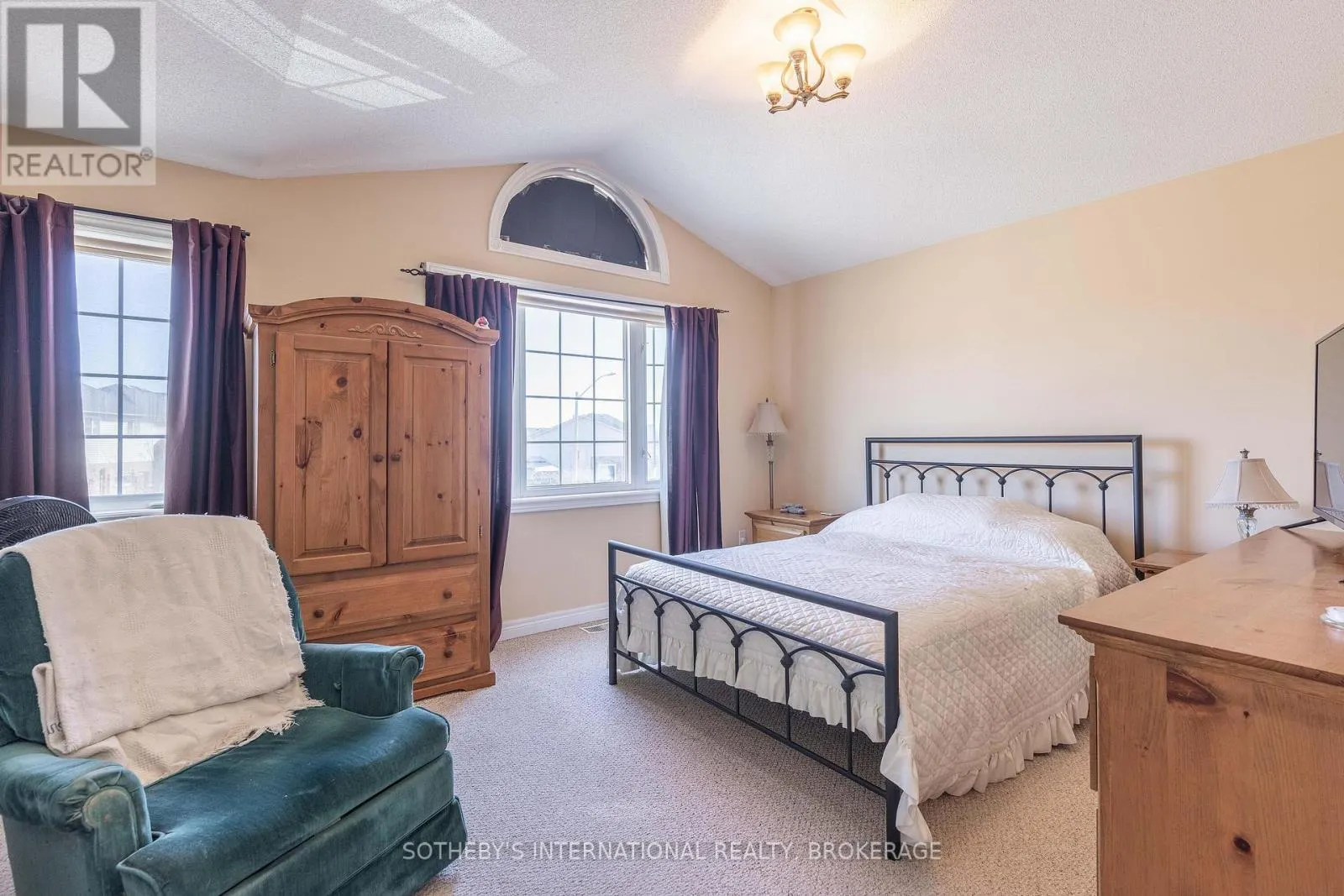 7 HONEY LOCUST CIRCLE