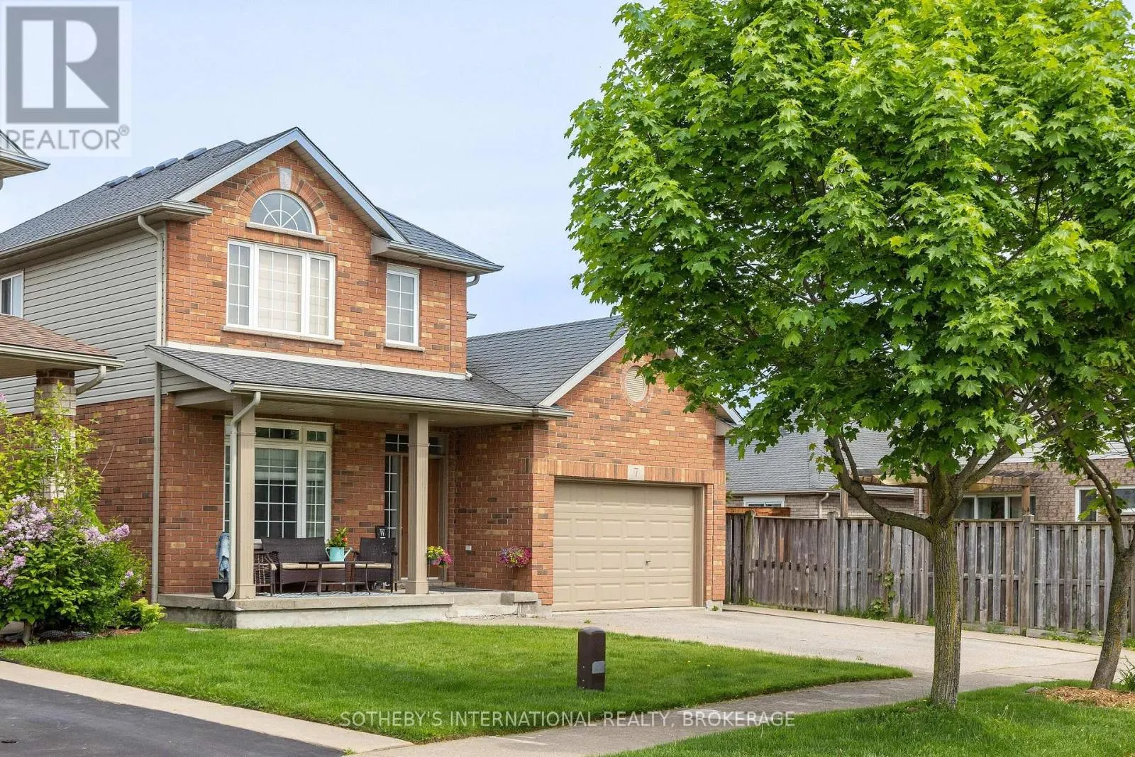 7 HONEY LOCUST CIRCLE