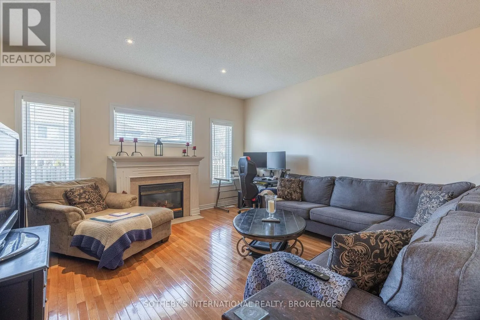 7 HONEY LOCUST CIRCLE