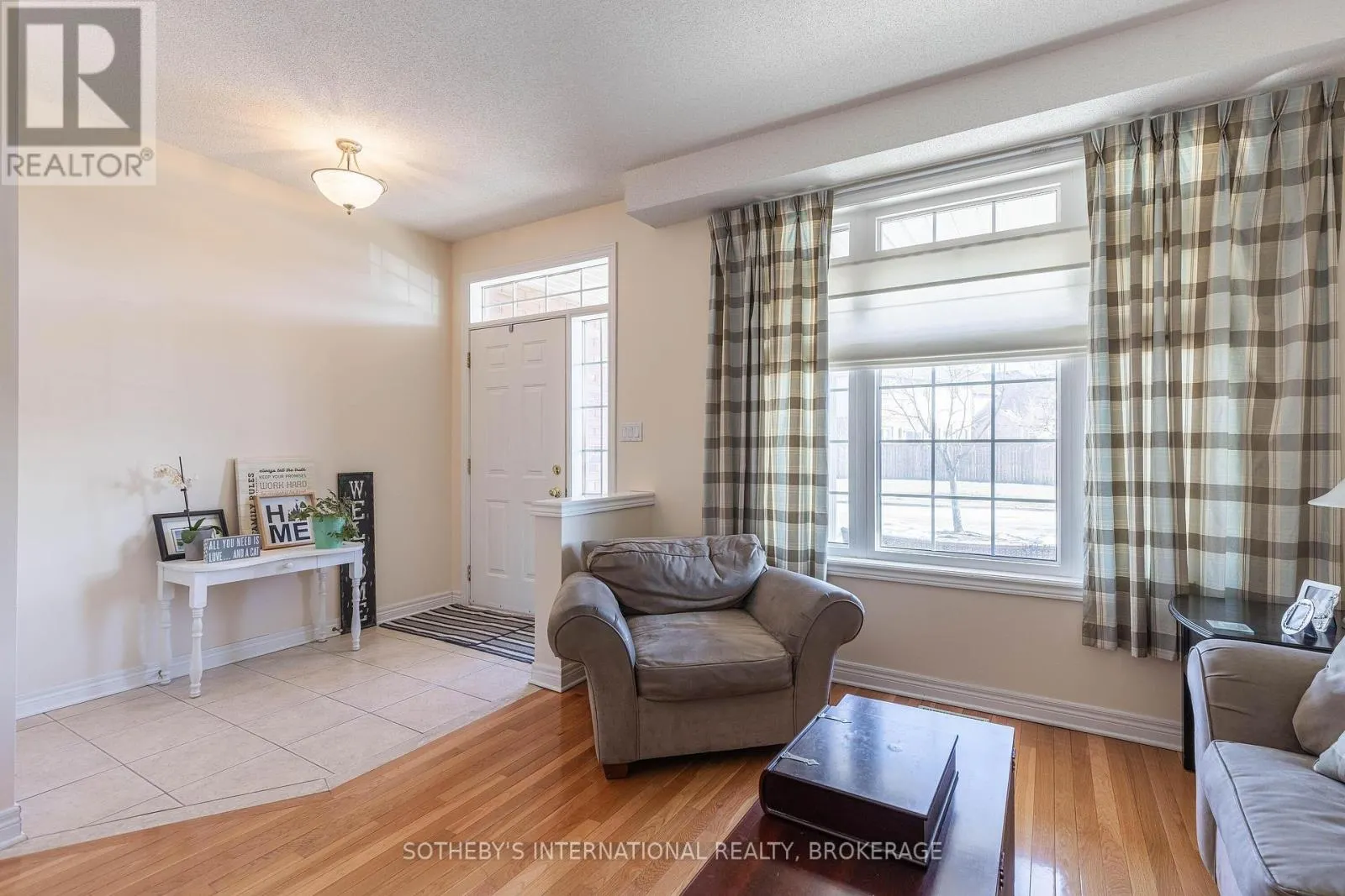 7 HONEY LOCUST CIRCLE
