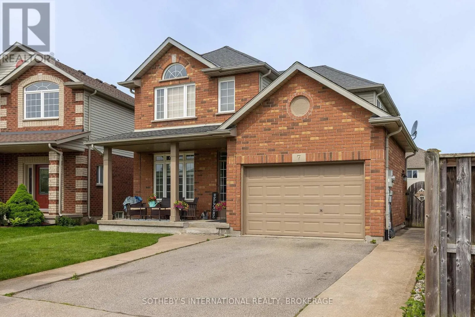 7 HONEY LOCUST CIRCLE
