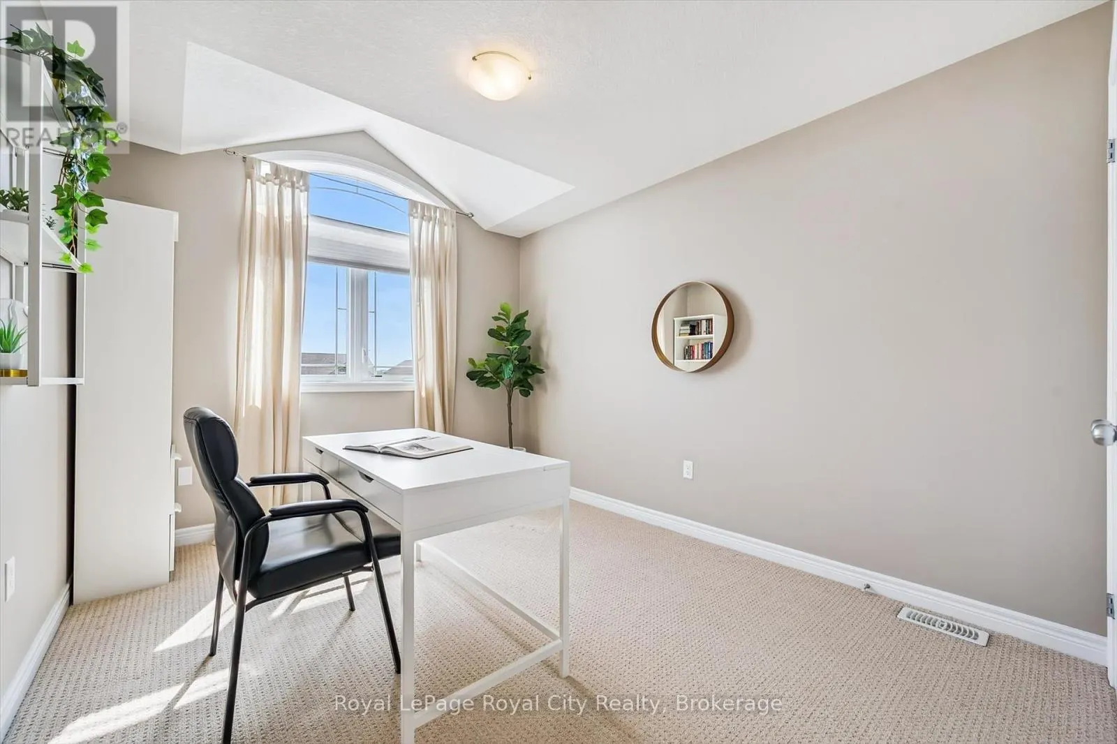 31 OAKES CRESCENT