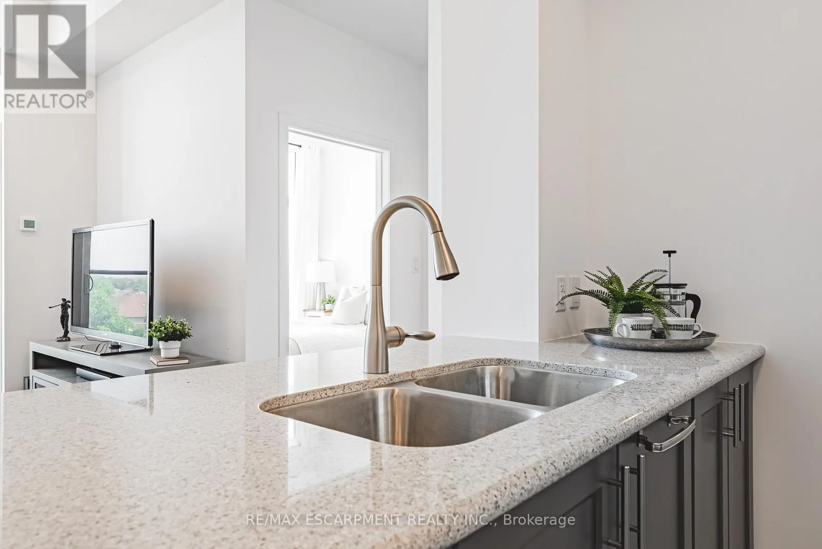 505 - 460 DUNDAS STREET E