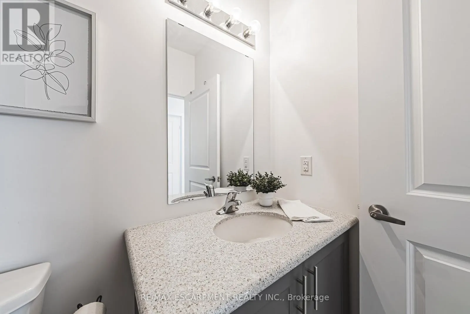 505 - 460 DUNDAS STREET E