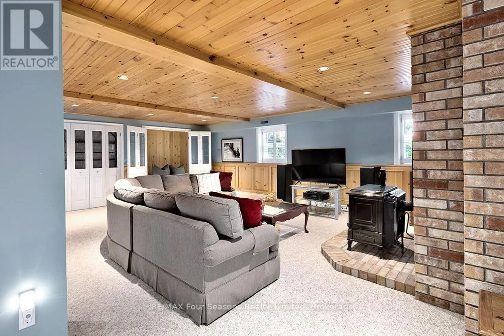 395 GRANDVIEW DRIVE
