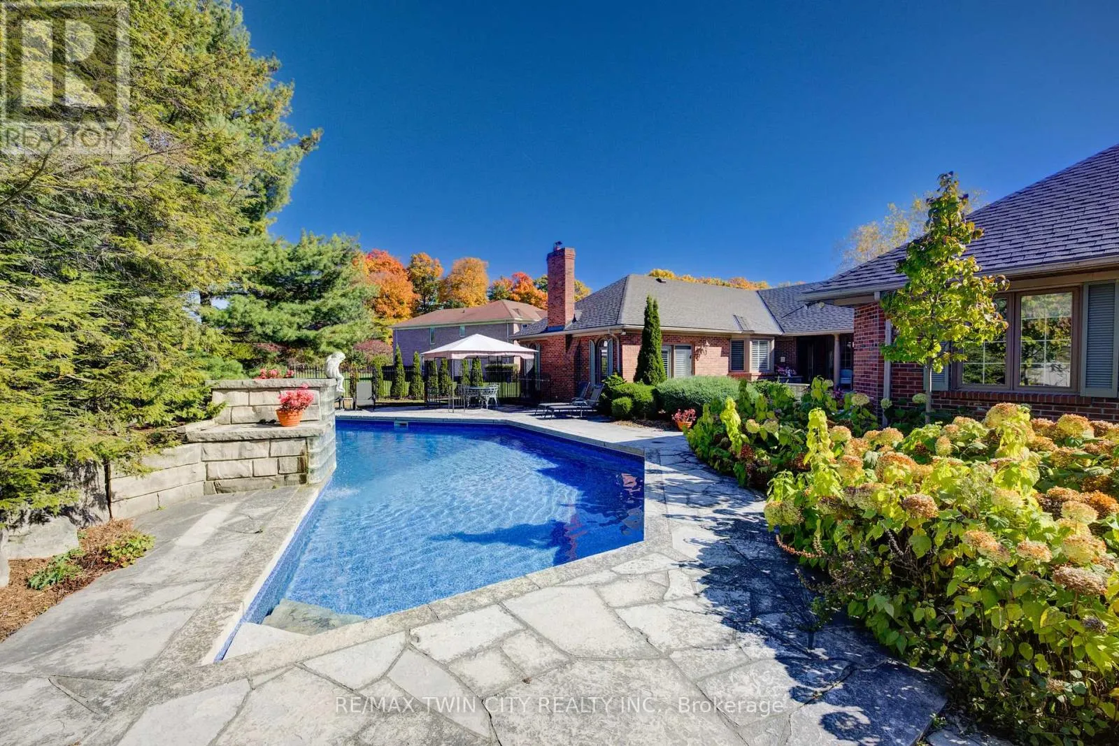 592 MANORWOOD COURT