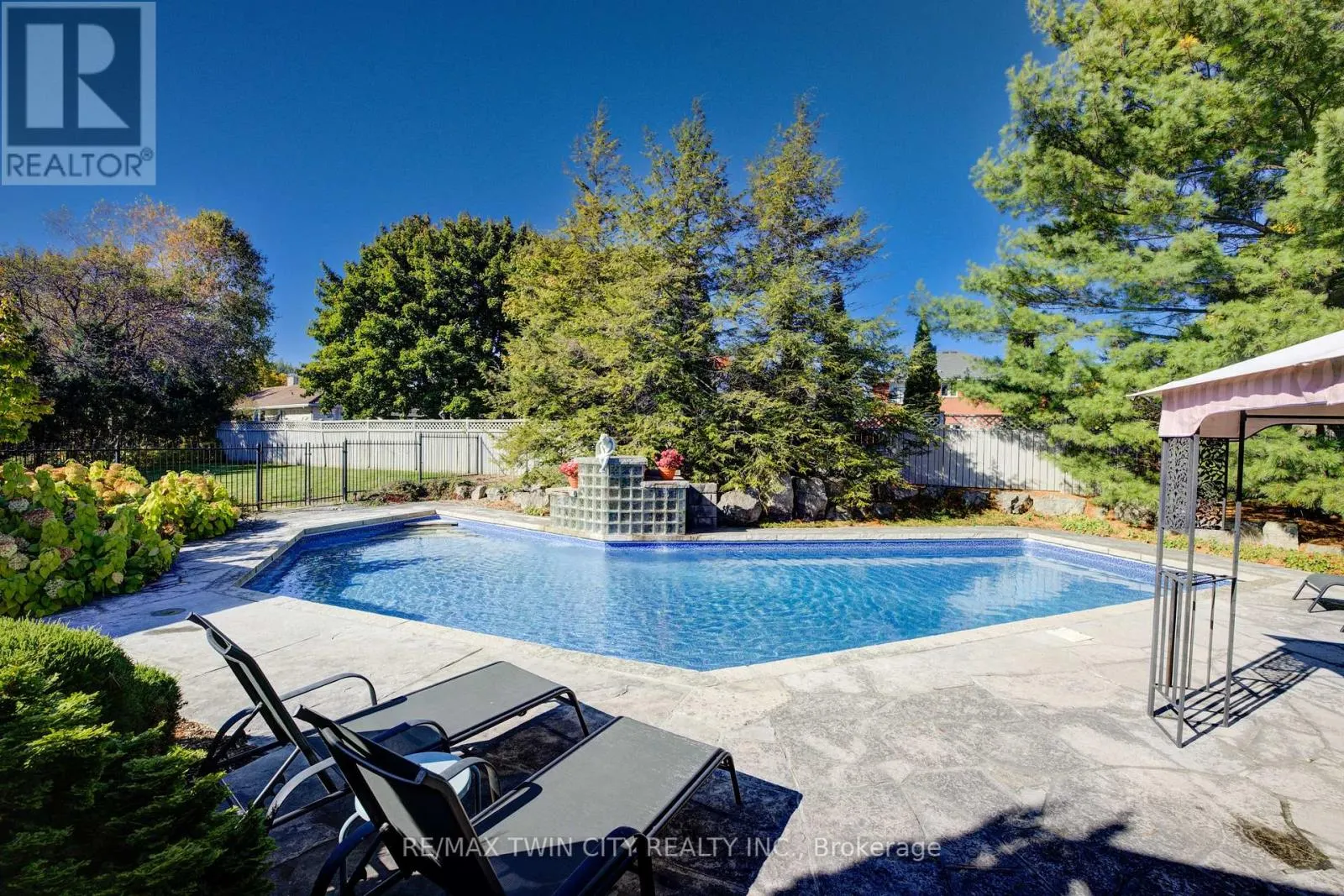 592 MANORWOOD COURT