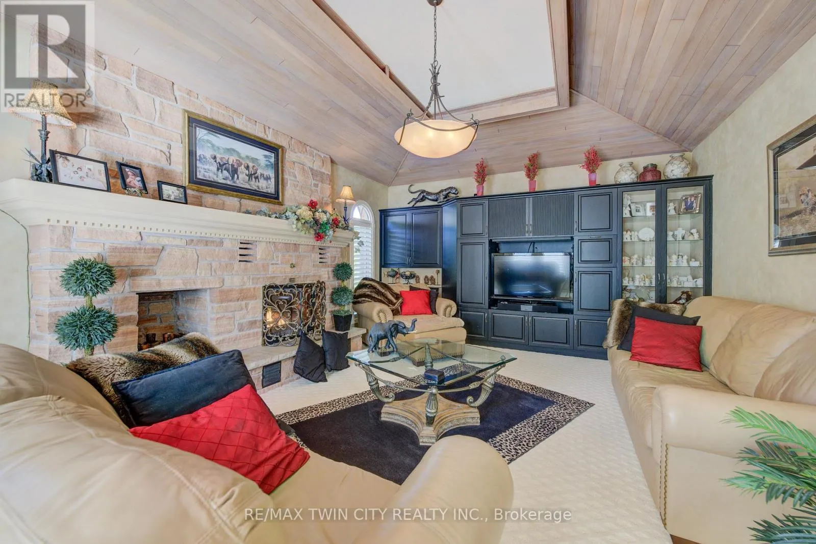 592 MANORWOOD COURT