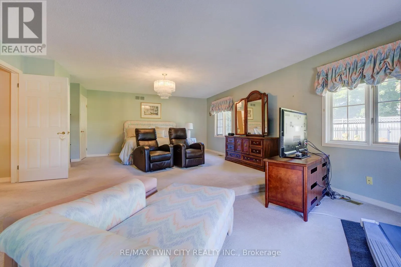 592 MANORWOOD COURT