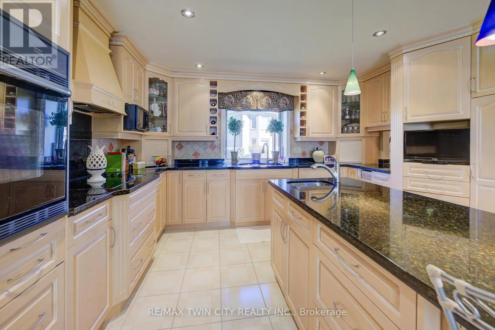 592 MANORWOOD COURT
