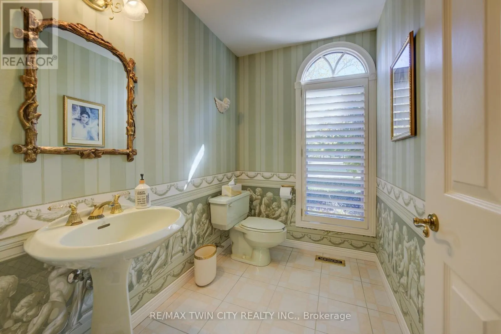 592 MANORWOOD COURT