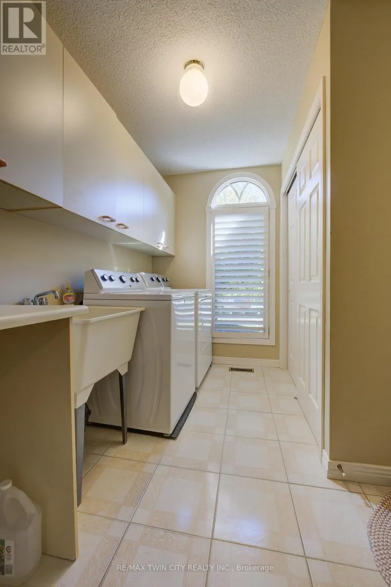 592 MANORWOOD COURT