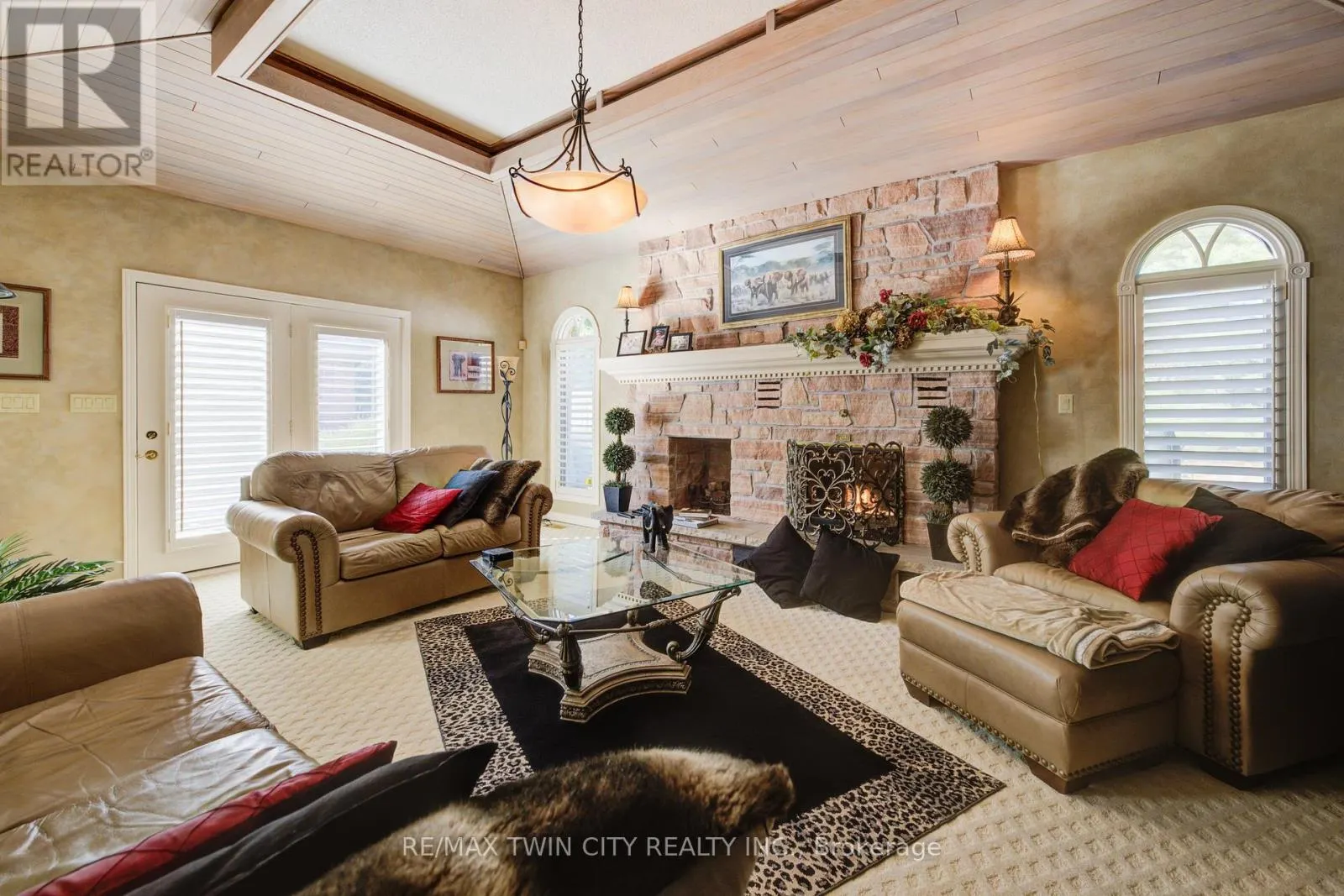 592 MANORWOOD COURT
