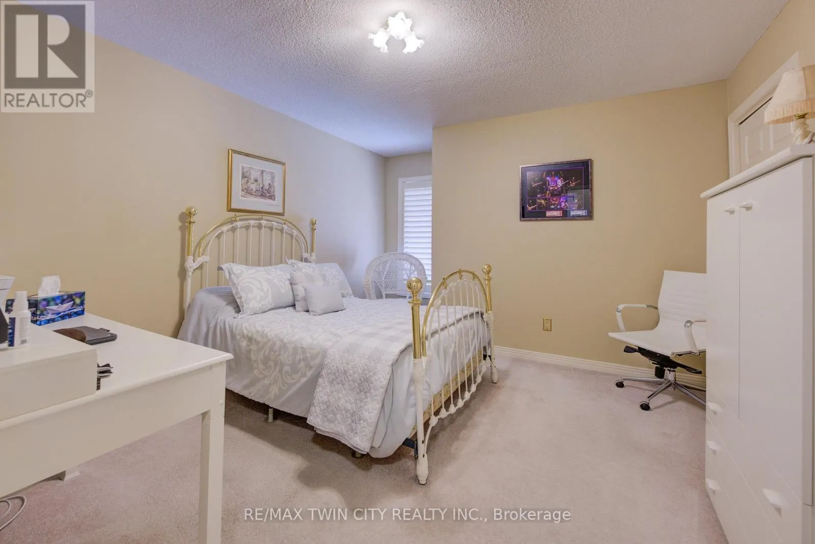 592 MANORWOOD COURT
