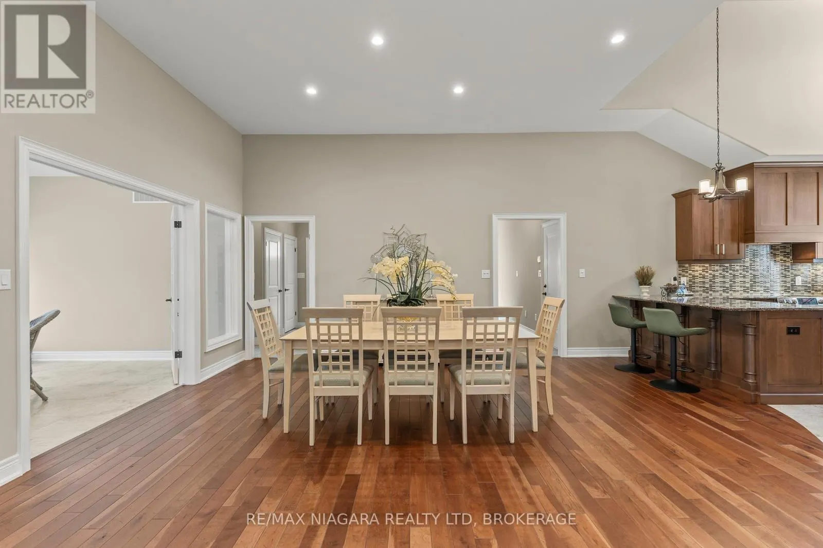 44 STONERIDGE CRESCENT