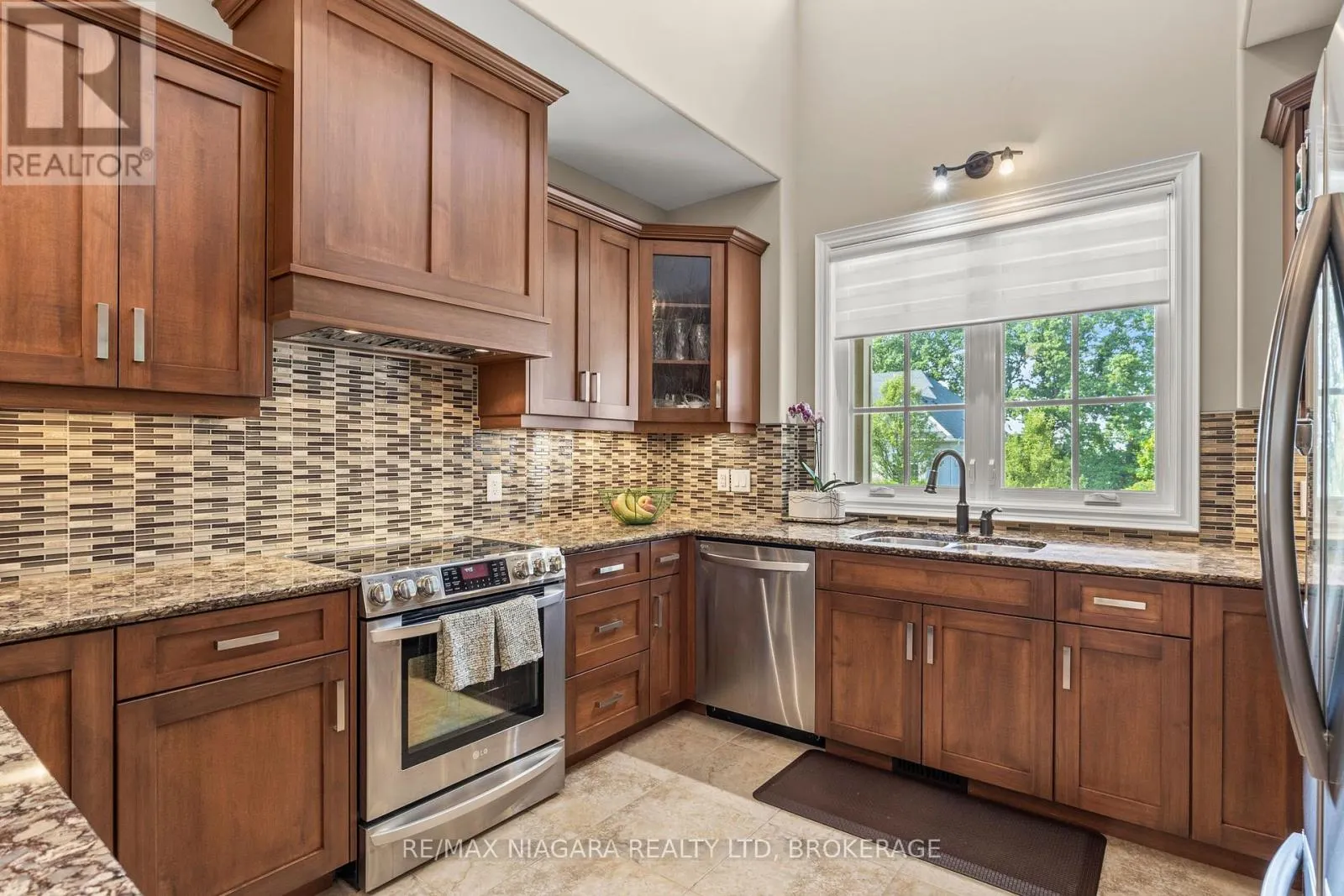 44 STONERIDGE CRESCENT