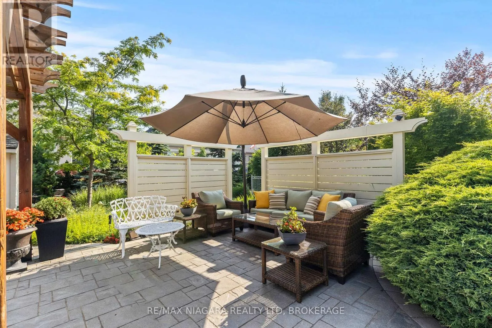 44 STONERIDGE CRESCENT