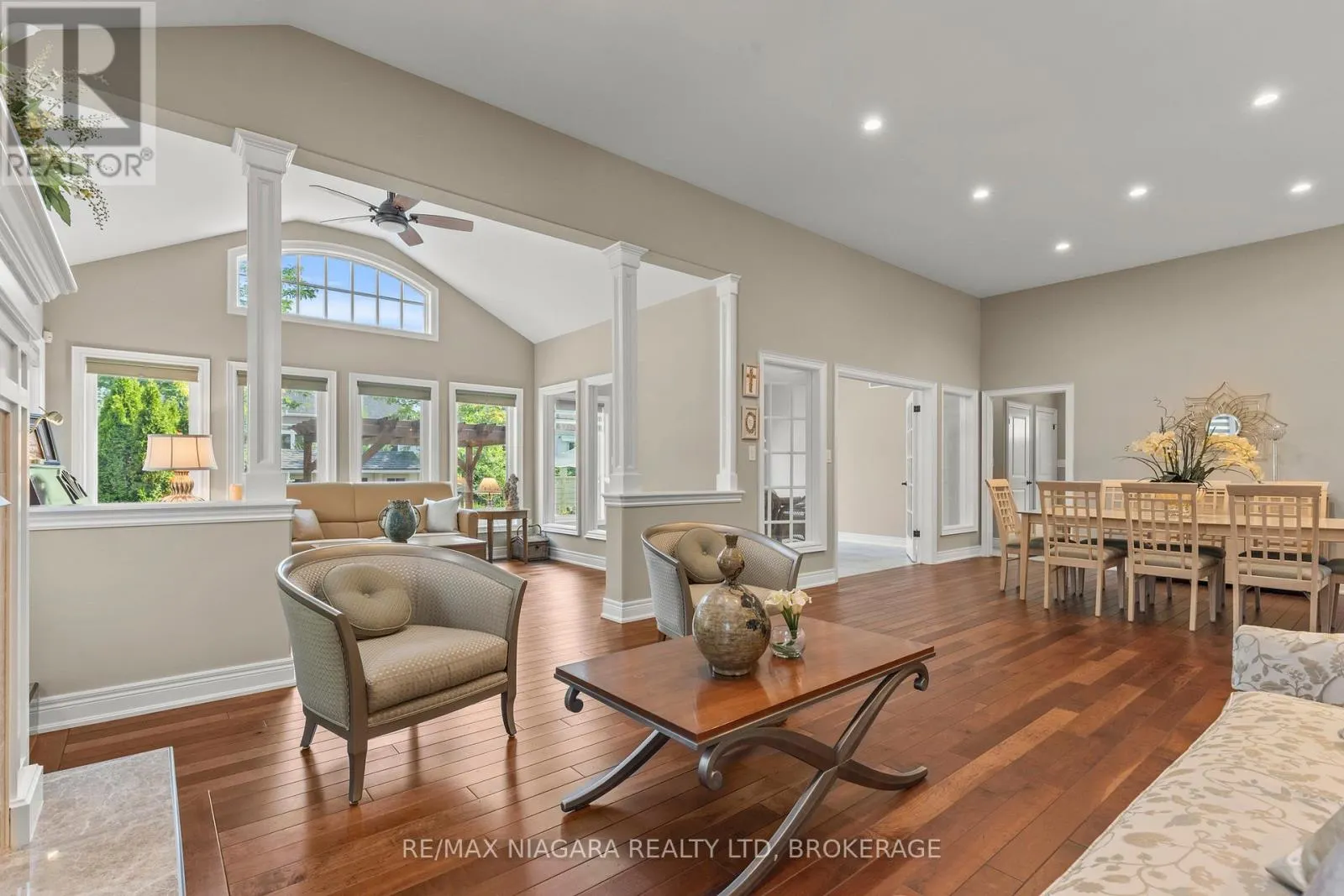 44 STONERIDGE CRESCENT