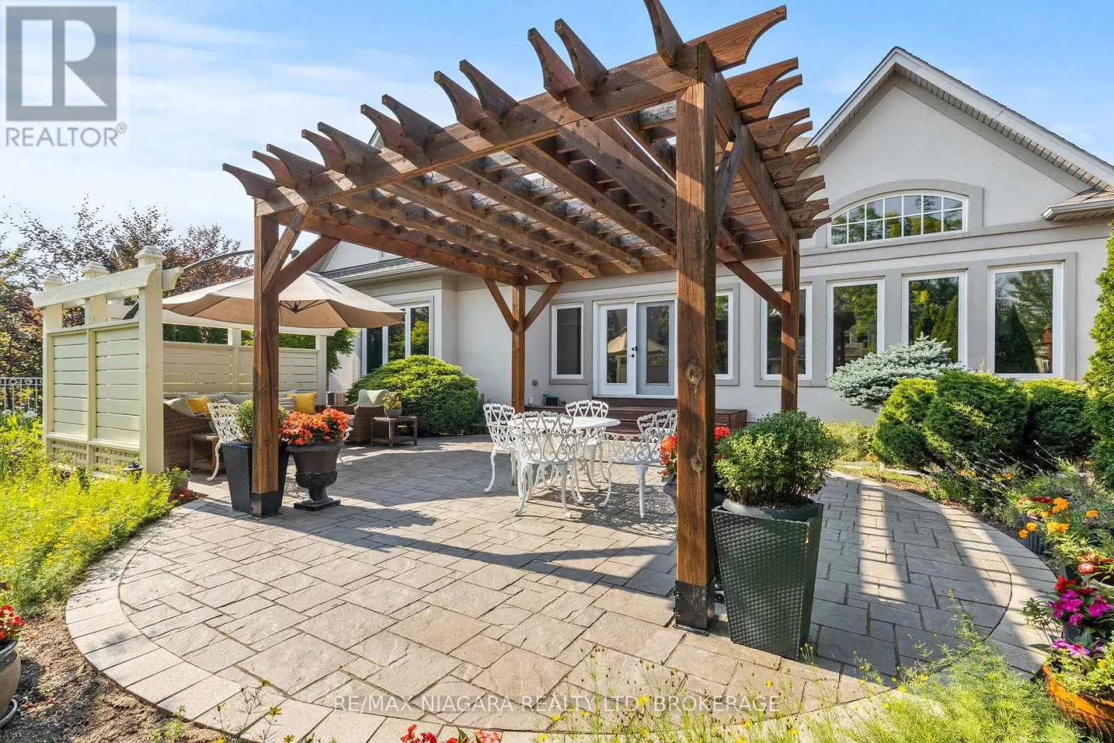 44 STONERIDGE CRESCENT