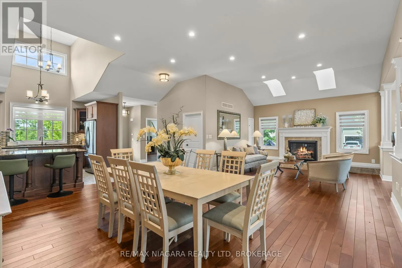 44 STONERIDGE CRESCENT