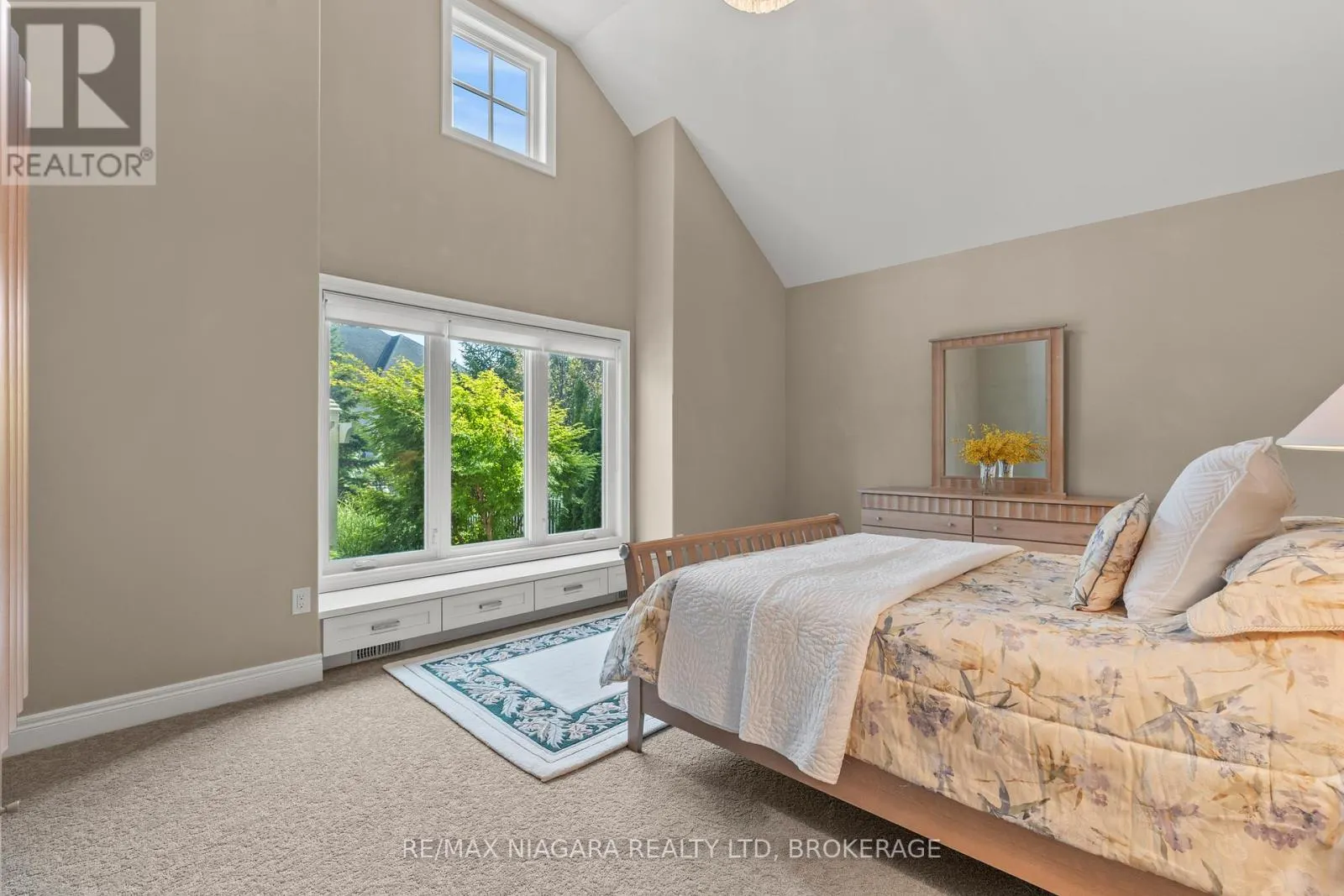 44 STONERIDGE CRESCENT
