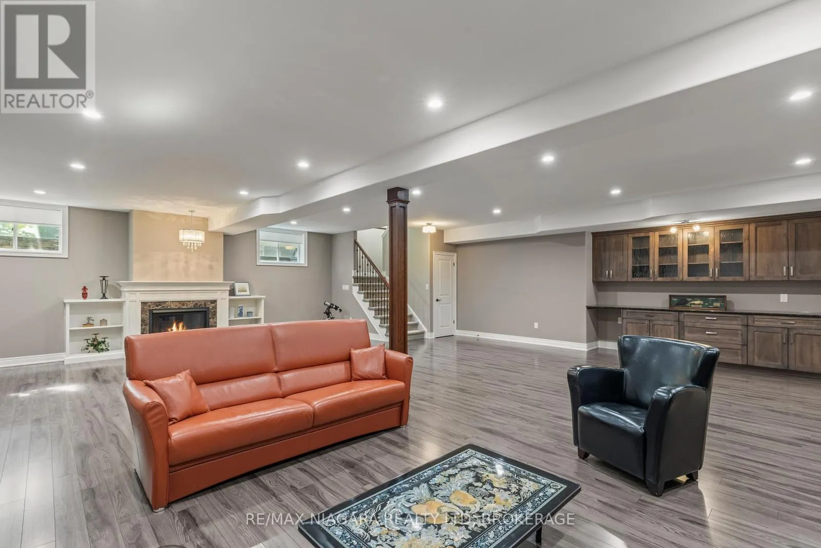 44 STONERIDGE CRESCENT