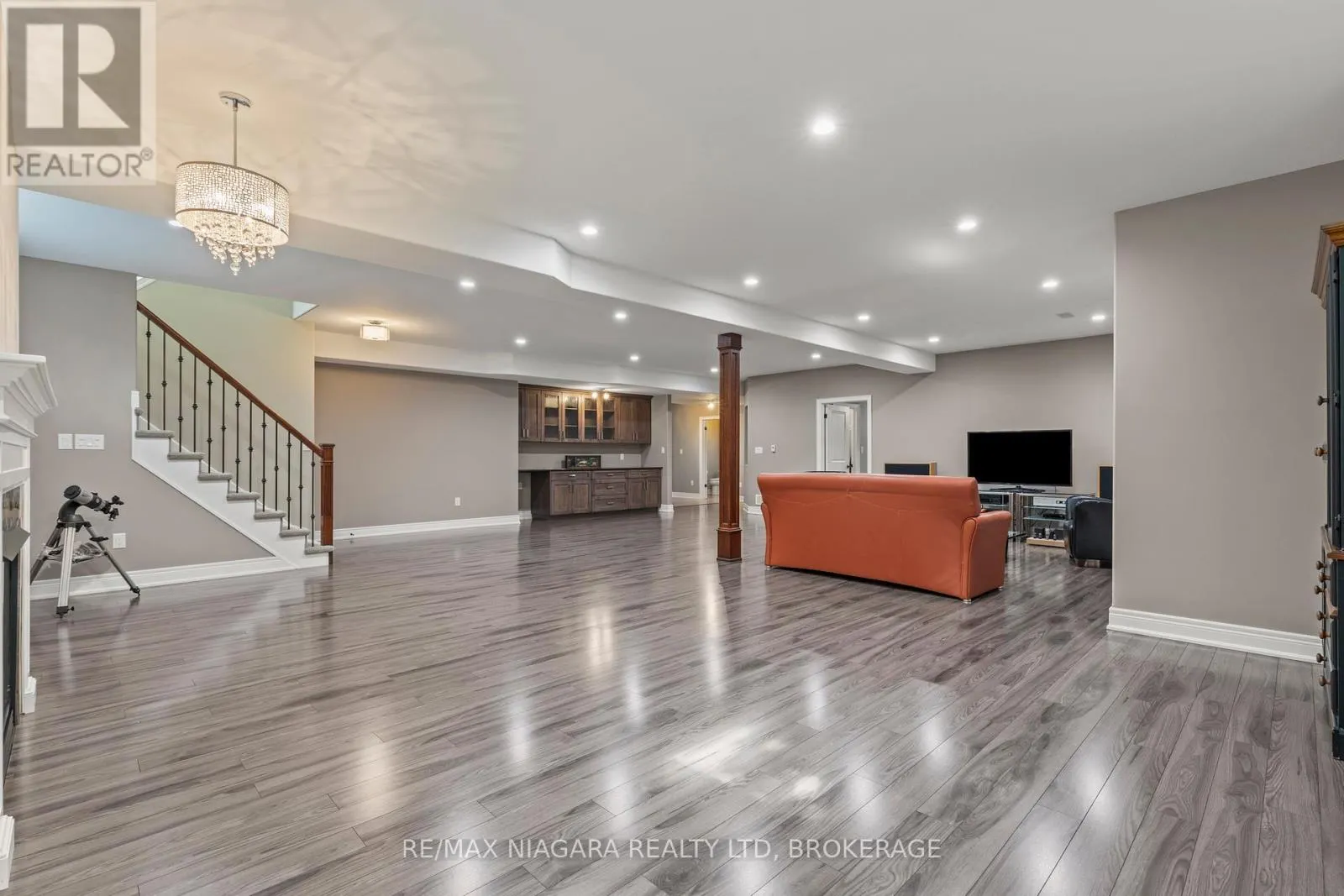 44 STONERIDGE CRESCENT