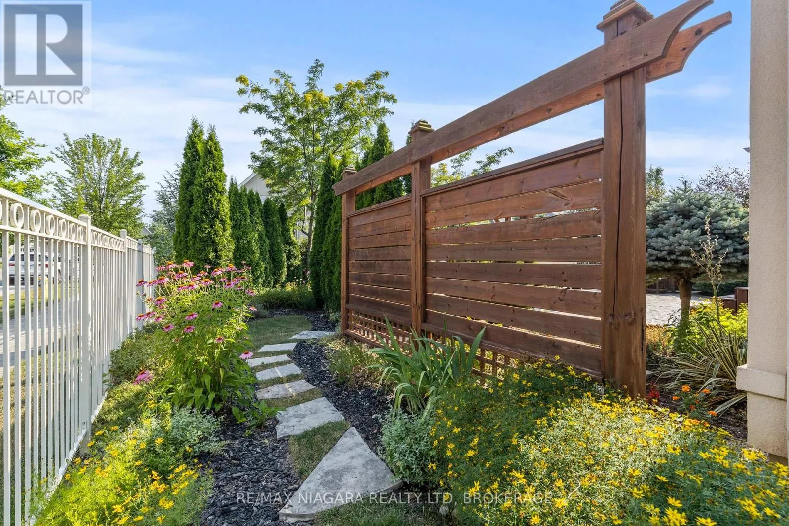 44 STONERIDGE CRESCENT