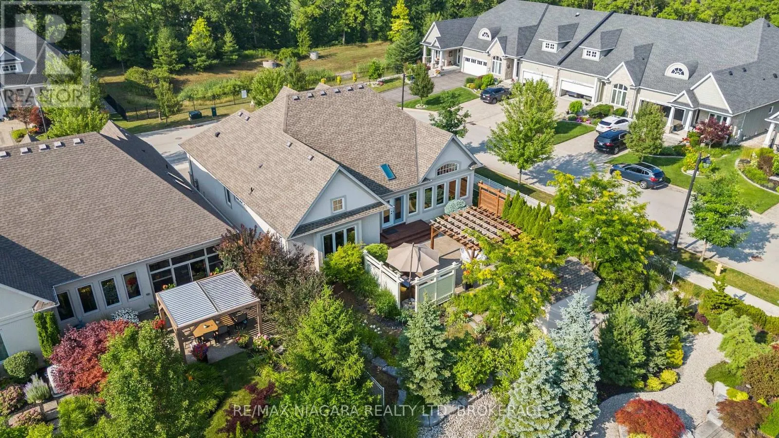 44 STONERIDGE CRESCENT