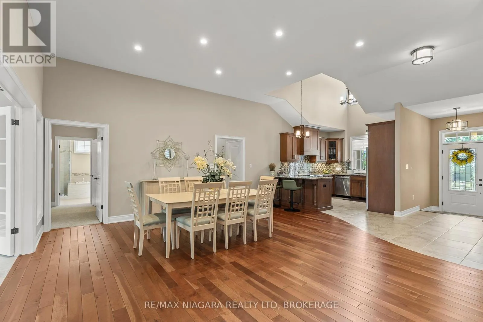 44 STONERIDGE CRESCENT
