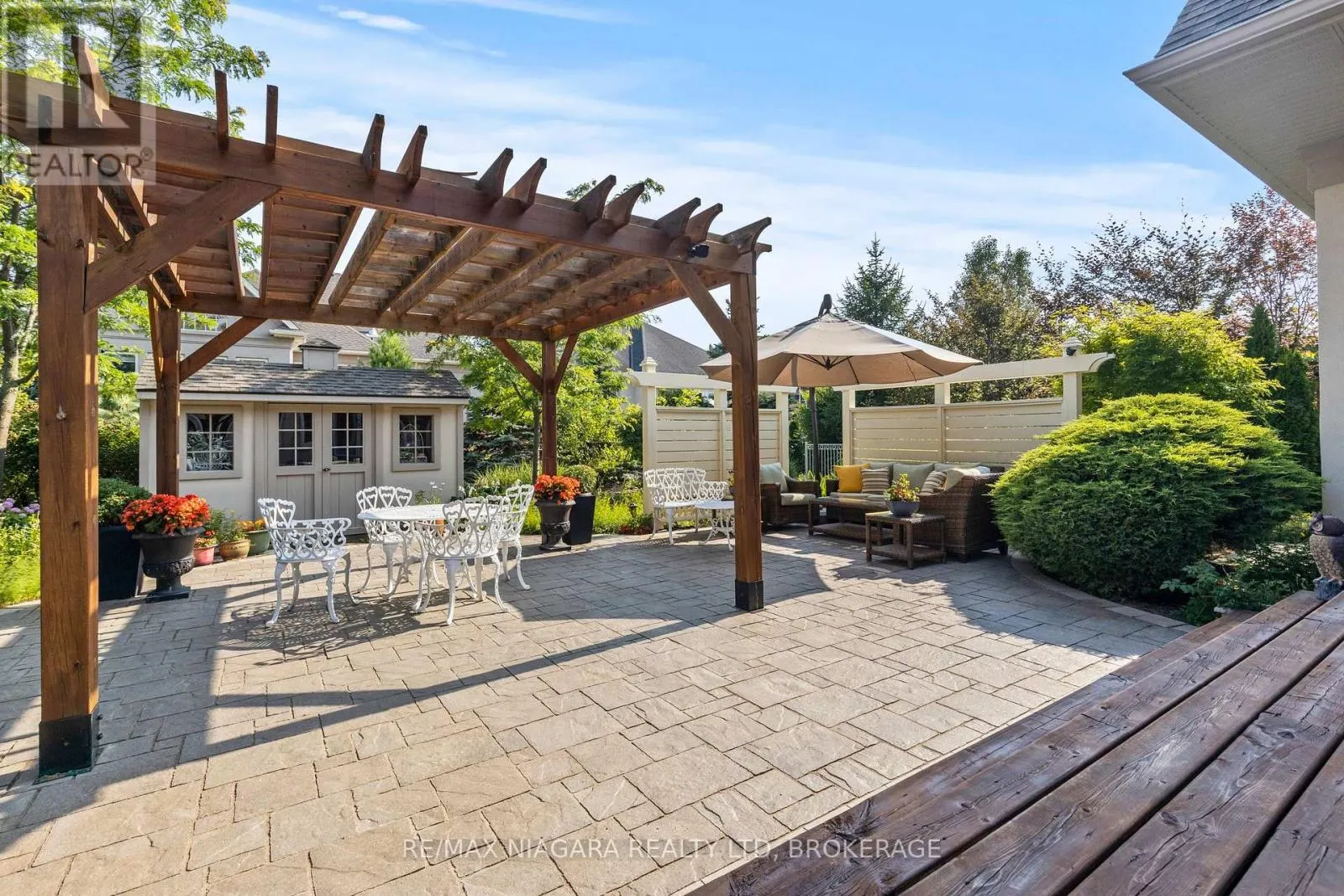 44 STONERIDGE CRESCENT