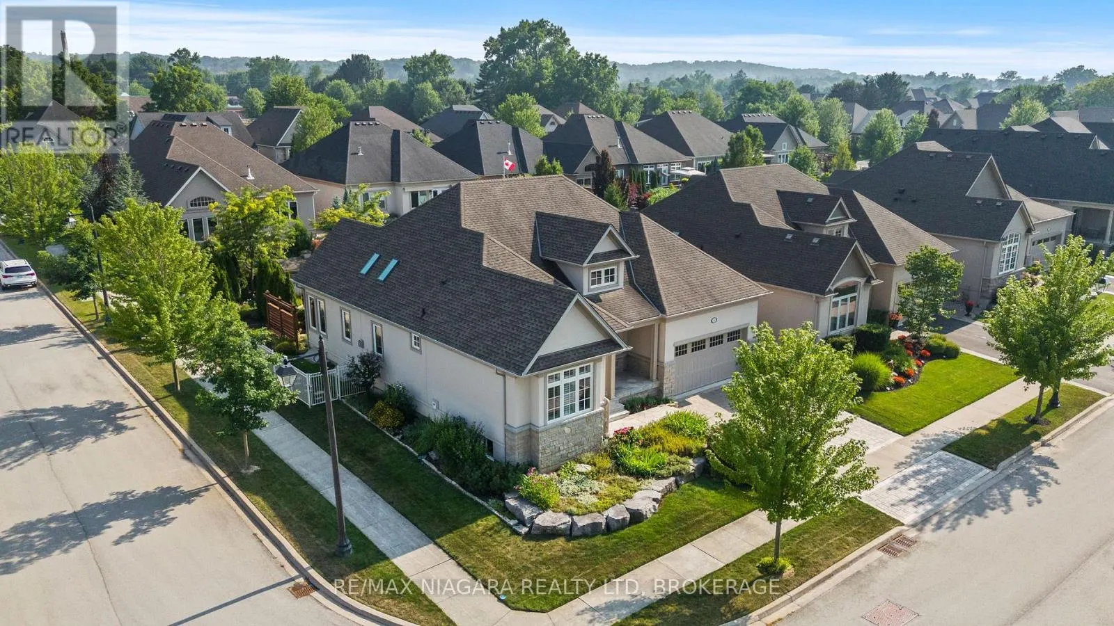 44 STONERIDGE CRESCENT