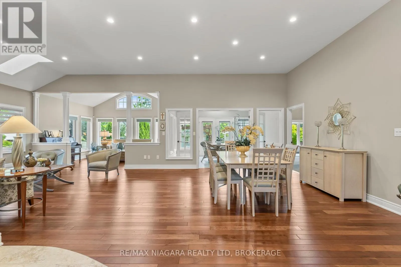 44 STONERIDGE CRESCENT