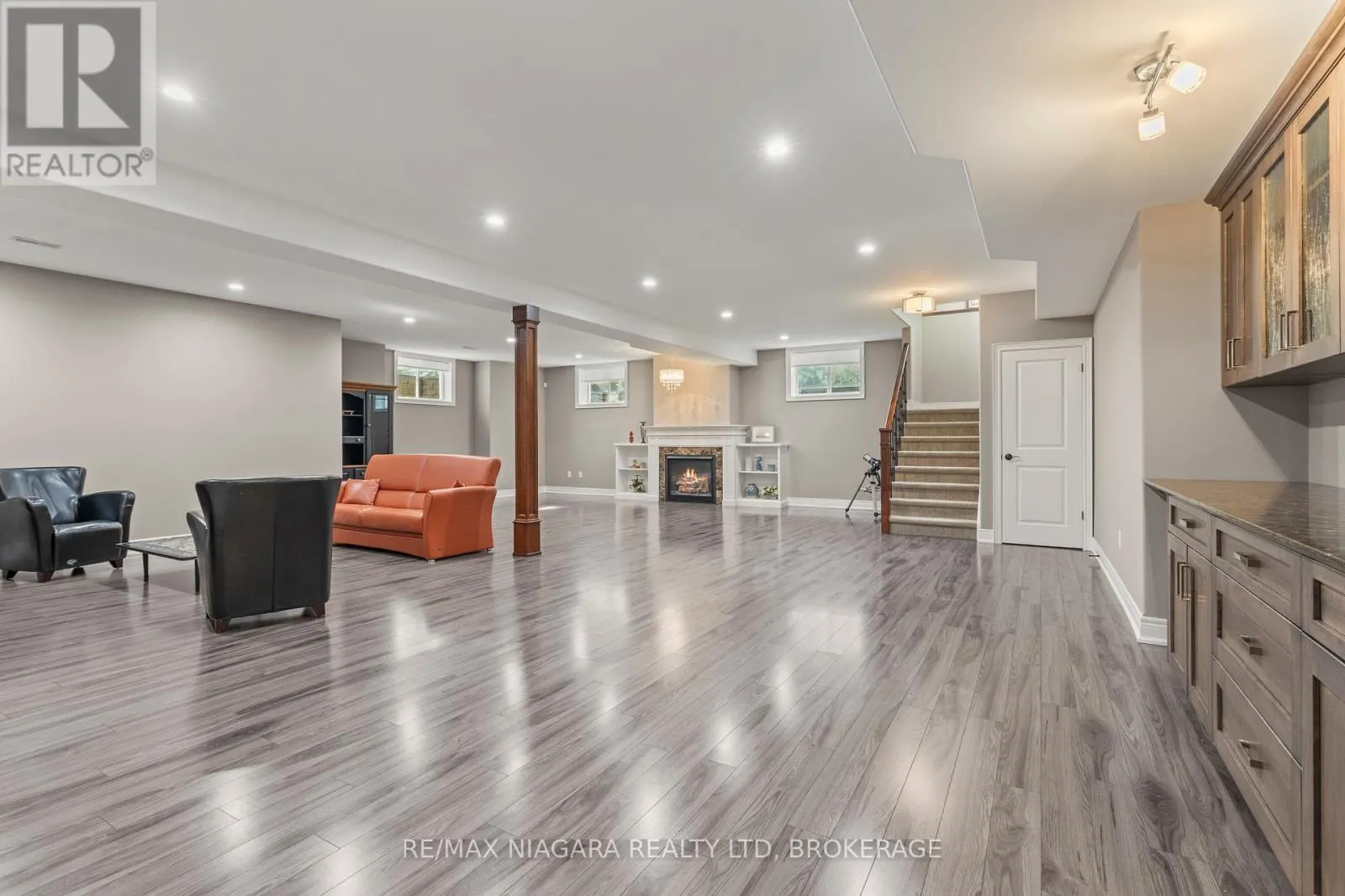 44 STONERIDGE CRESCENT